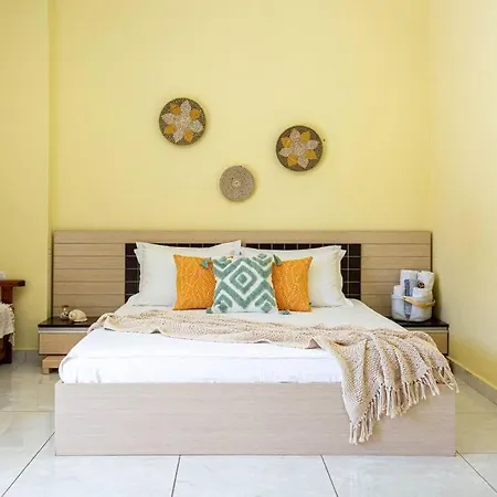 Stella's - 1min Beach, Kitchen & Balcony