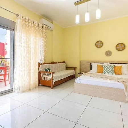 Stella's - 1min Beach, Kitchen & Balcony