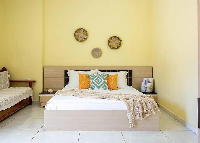 Stella's - 1min Beach, Kitchen & Balcony