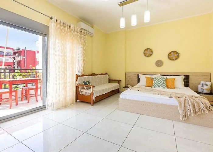 Stella's - 1min Beach, Kitchen & Balcony